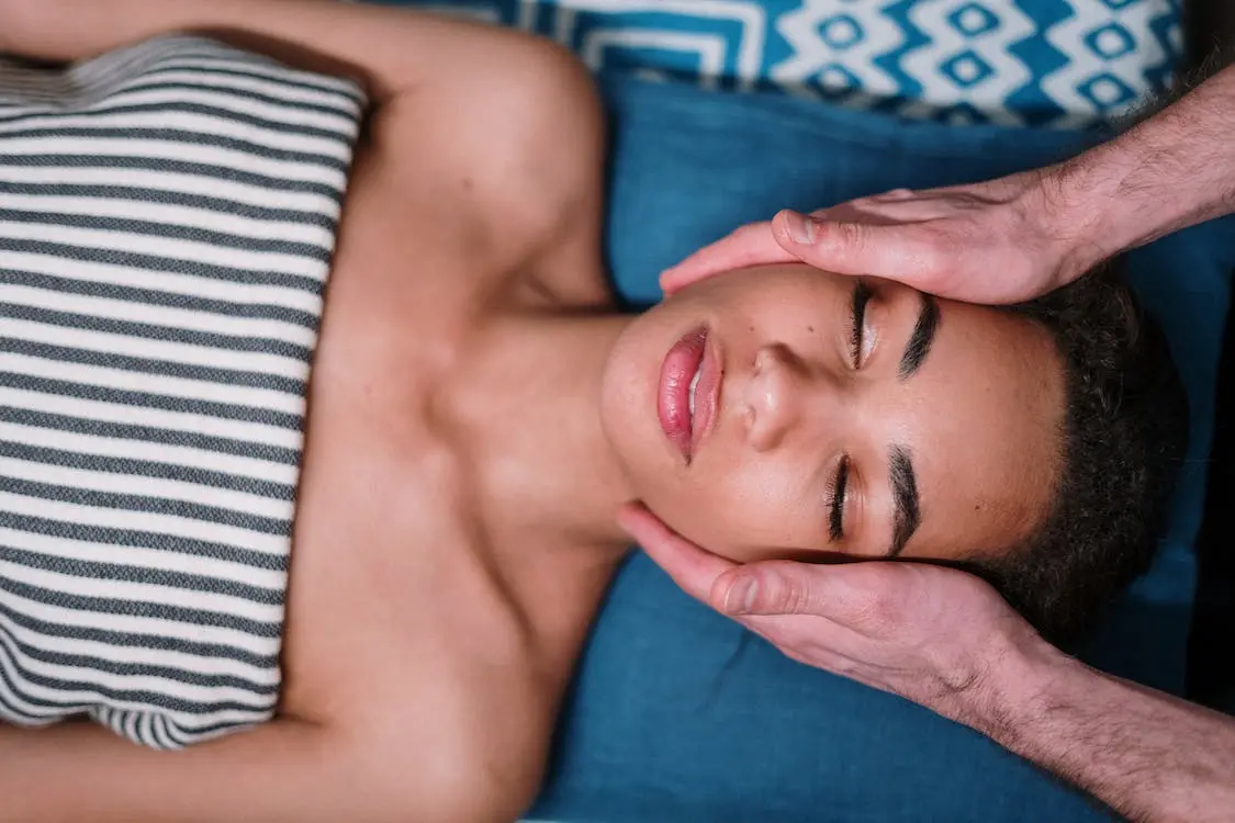 Donna che riceve un massaggio al viso