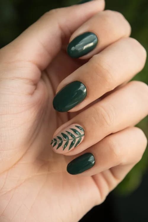 Mano con unghia appena fatte di colore verde con fantasia sul dito anulare