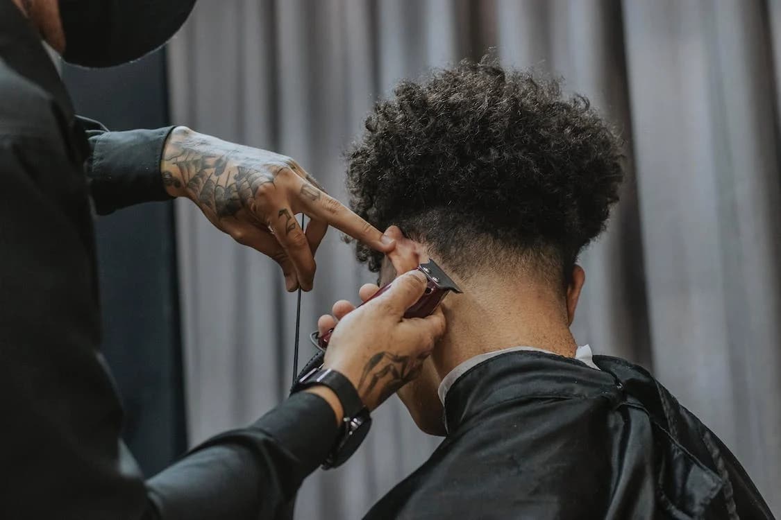 Uomo a cui vengono tagliati i capelli